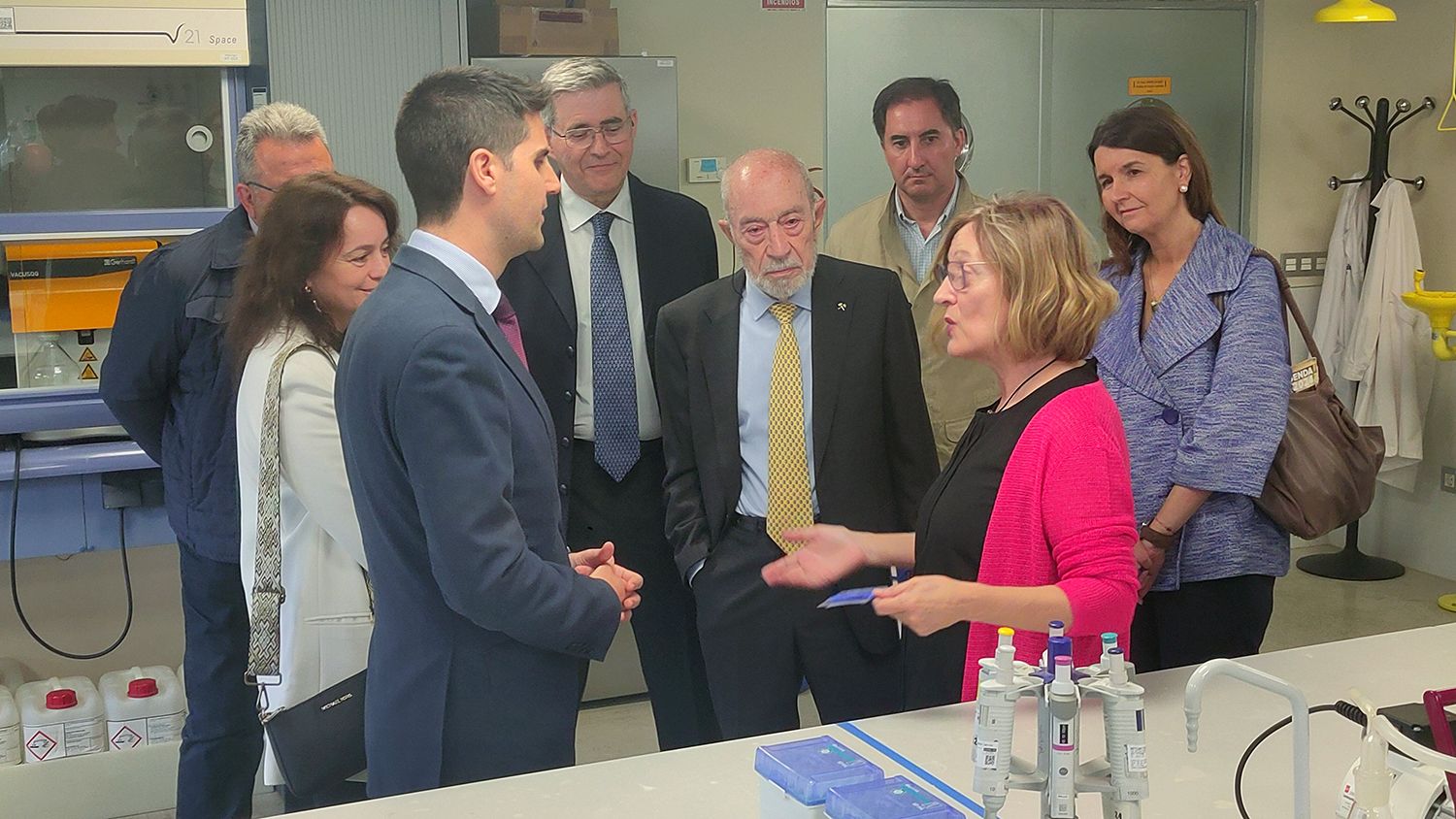 The Minister of Education, Science and Universities visits IMDEA Agua