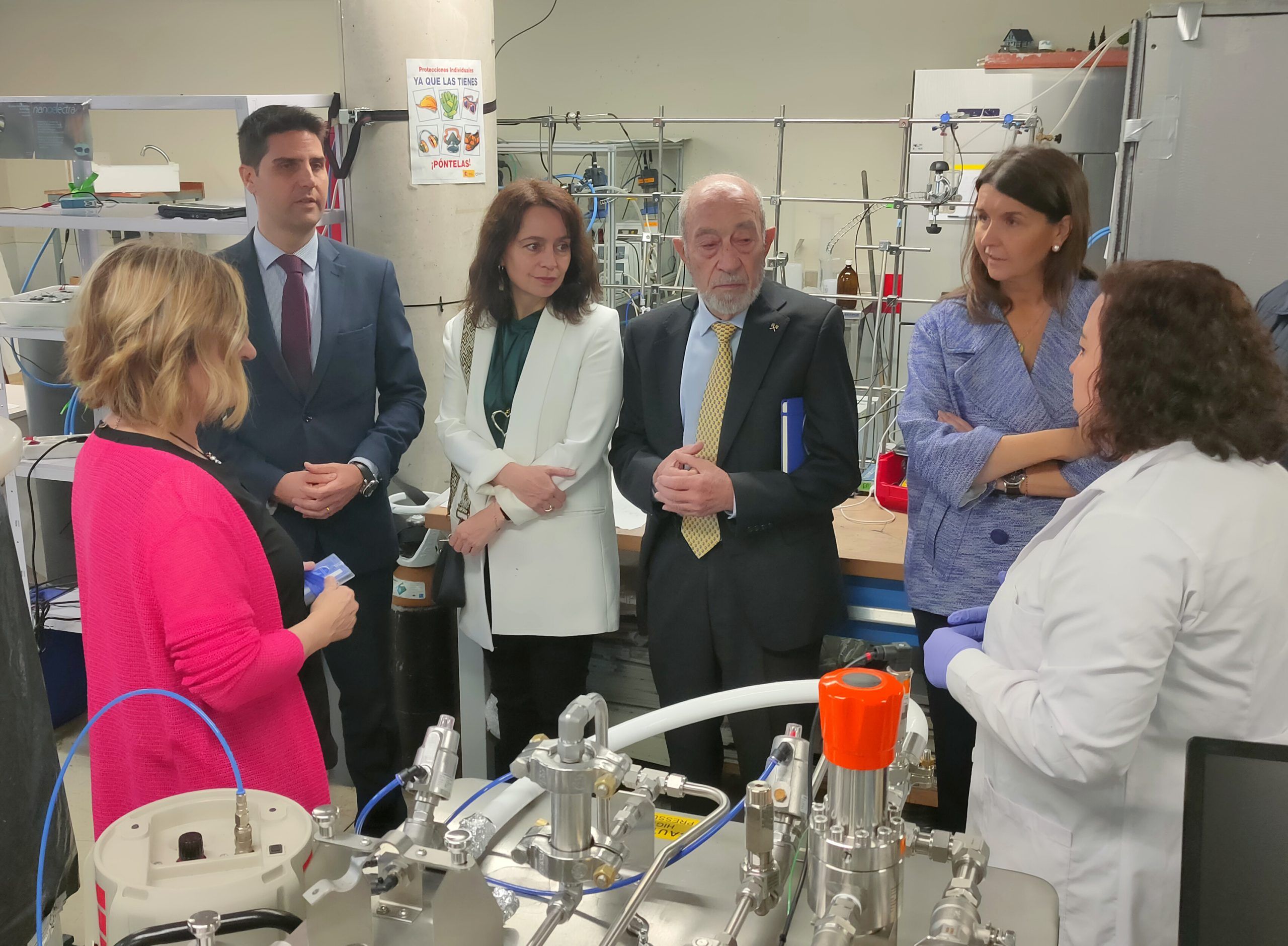 The Minister of Education, Science and Universities visits IMDEA Agua