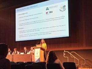 Paula Redondo-Hasselerharm during her presentation on the environmental risks of microplastics in agricultural soils (Photo: Cynthia Rieckhof Rivas).