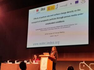 Cynthia Rieckhof Rivas presenting the results of her research on the effects of size and charge density on the transport of nanoplastics through porous media under unsaturated conditions (Photo: Anamary Pompa Pernía).