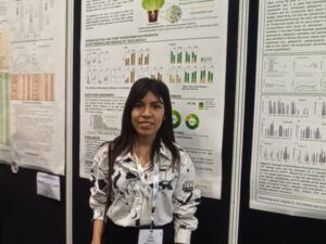 Lesly Ayala Cabana in front of her poster on the interaction of pharmaceuticals and trace metals in the water-soil-plant continuum (Photo: Cynthia Rieckhof).