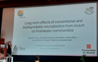 Investigadoras de IMDEA Agua presentan sus trabajos sobre microplásticos en MICRO2024